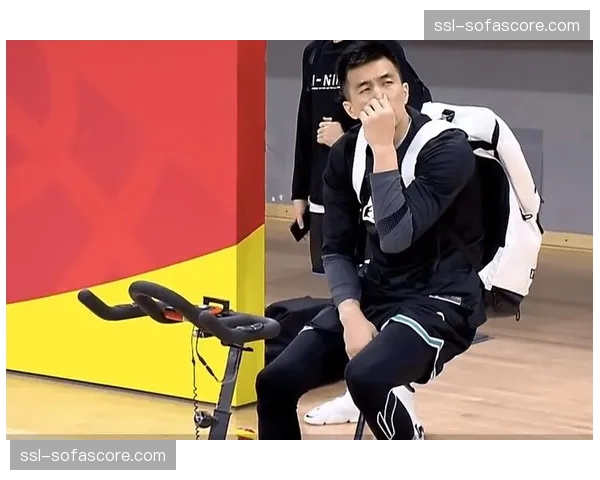 特写：郭艾伦场边为队友挥毛巾，辽粤大战展现团队凝聚力