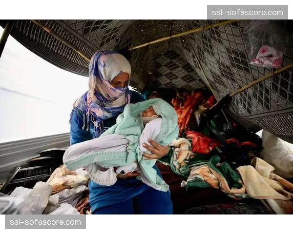 欧足联“梦想成真”项目携欧冠奖杯访问黎巴嫩难民儿童足球学校