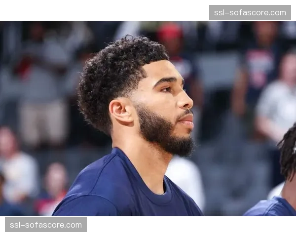 人物通讯:从海外联赛回归,琼奎尔·琼斯谈国际比赛经验对防守选位的帮助 人物通讯:从海外联赛回归,琼奎尔·琼斯谈国际比赛经验对防守选位的帮助